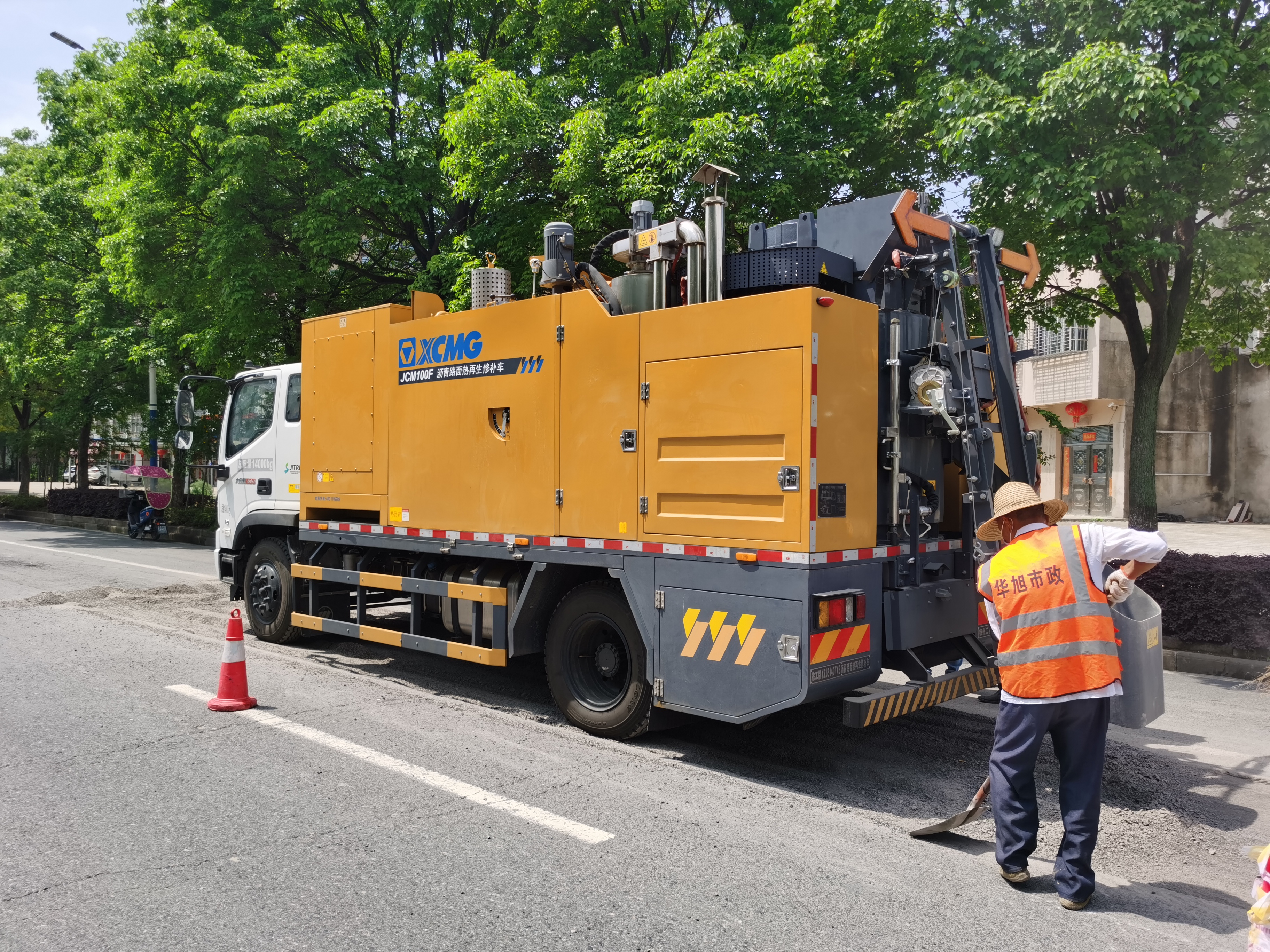 1.3-JCM100F热再生修补车湖北天门市政道路坑槽修补施工