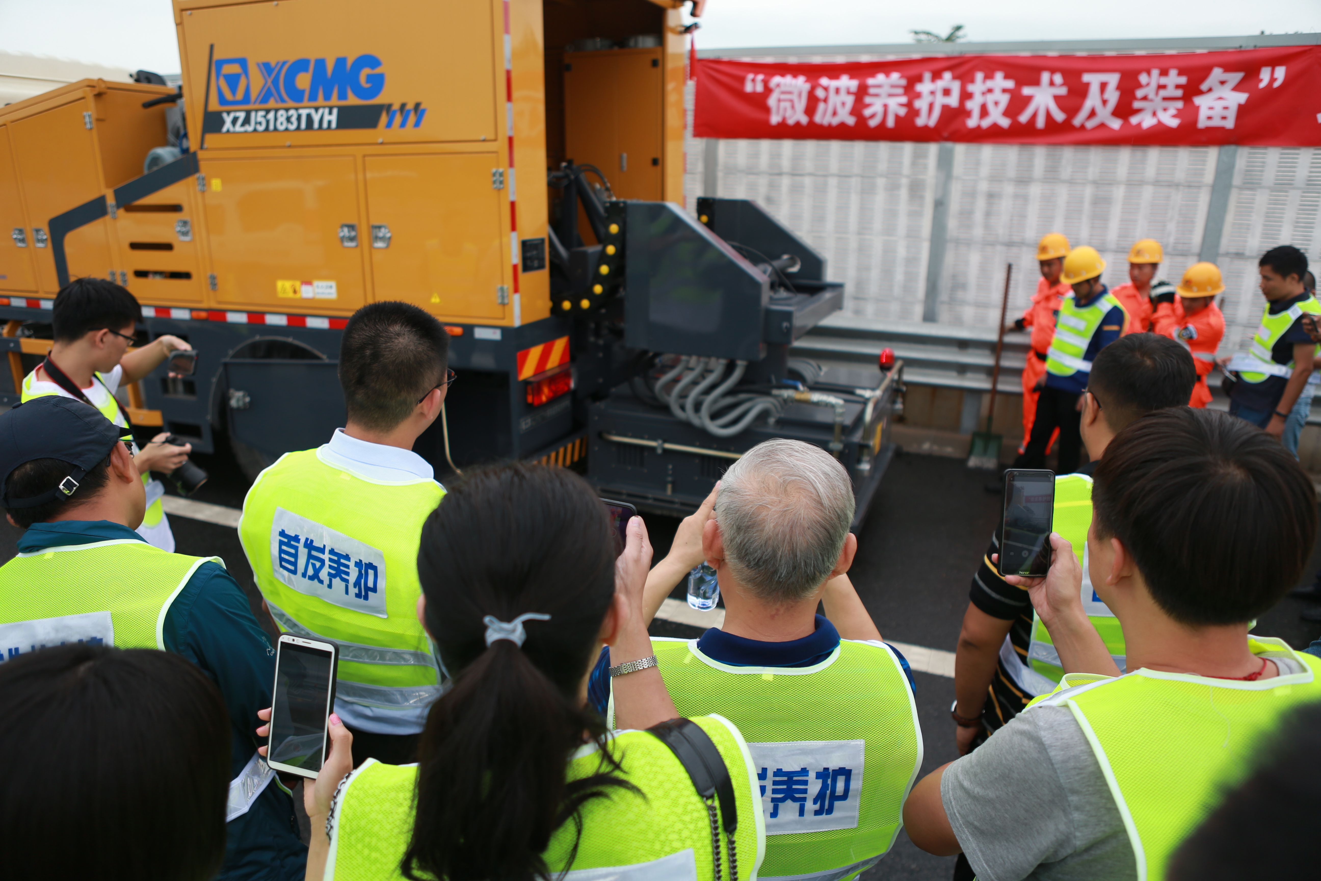 1.4-沥青道路微波养护车在北京西六环坑道修补施工